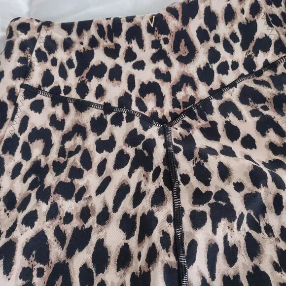 Women's leopard print stretch leggings, Medium. EUC - Picture 4 of 5